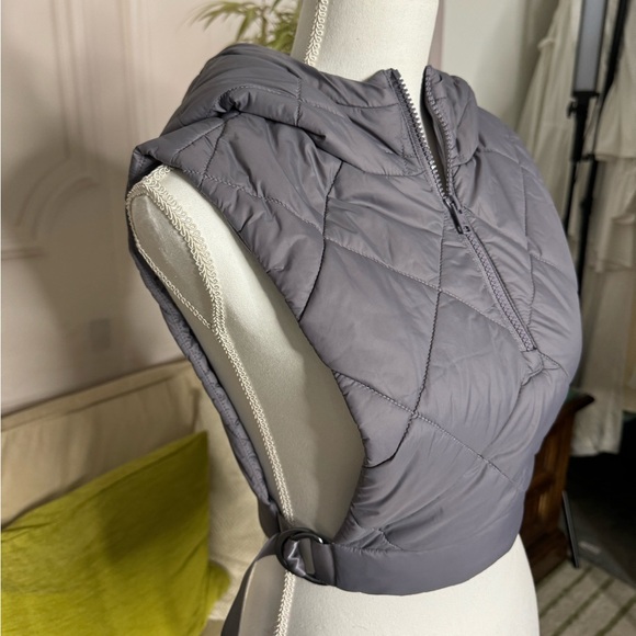 Alo Cropped Snowrider Sleeveless Puffer top - Picture 4 of 5